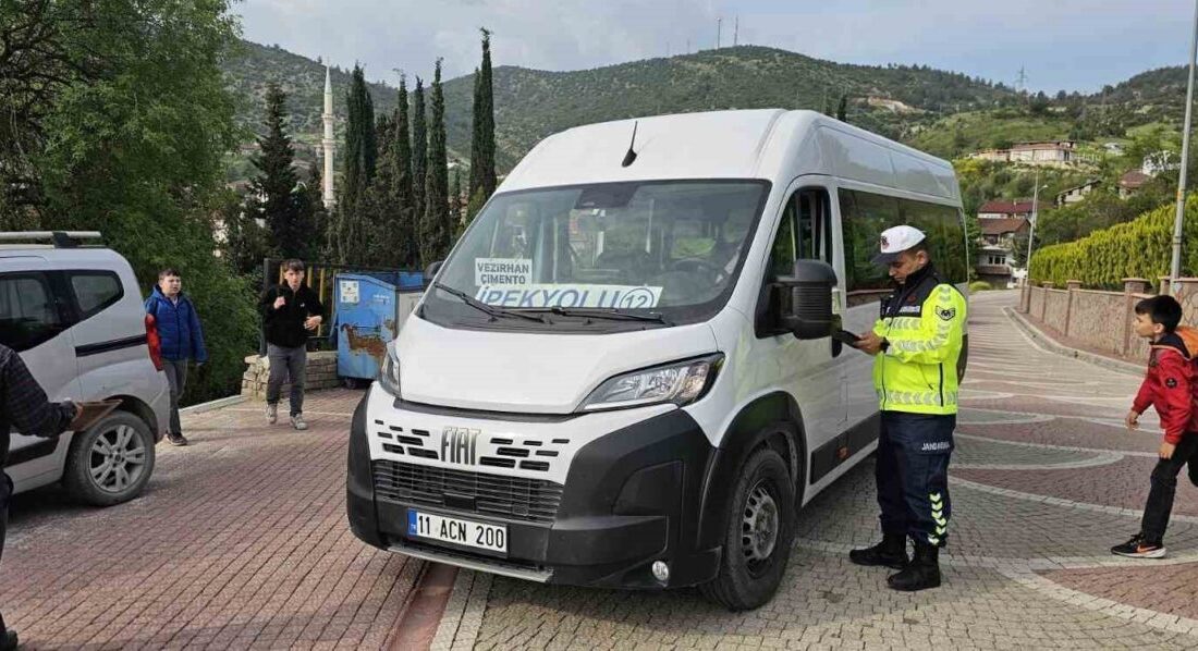 Bilecik’in Vezirhan beldesinde jandarma ekiplerince okul servis araçlarına yönelik denetim
