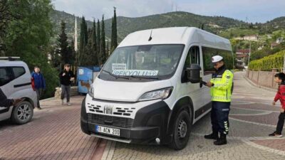 Bilecik’in Vezirhan beldesinde jandarma ekiplerince okul servis araçlarına yönelik denetim