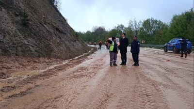 Bilecik’te Gümüşdere ile Bahçesultan köyleri arasında yaşanan heyelanlar yolu adeta