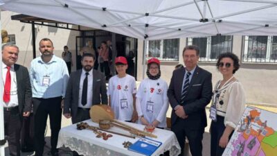 Manisa’da Akşemseddin Ortaokulu tarafından düzenlenen TÜBİTAK 4006 Bilim Fuarı, öğrencilerin