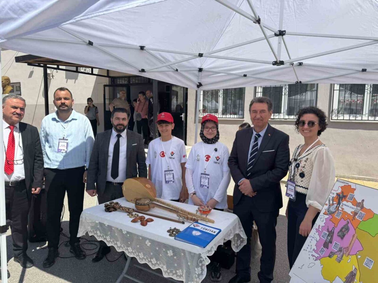 Manisa’da Akşemseddin Ortaokulu tarafından düzenlenen TÜBİTAK 4006 Bilim Fuarı, öğrencilerin