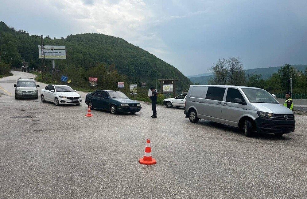 DÜZCE(İHA) – Düzce’de trafik denetimi yapan polis ve jandarma ekipleri