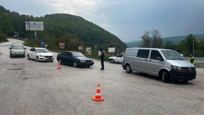 DÜZCE(İHA) – Düzce’de trafik denetimi yapan polis ve jandarma ekipleri