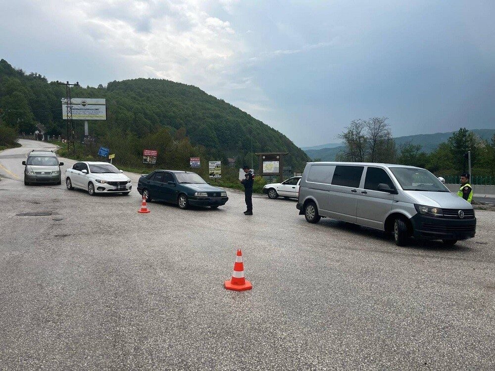 DÜZCE(İHA) – Düzce’de trafik denetimi yapan polis ve jandarma ekipleri