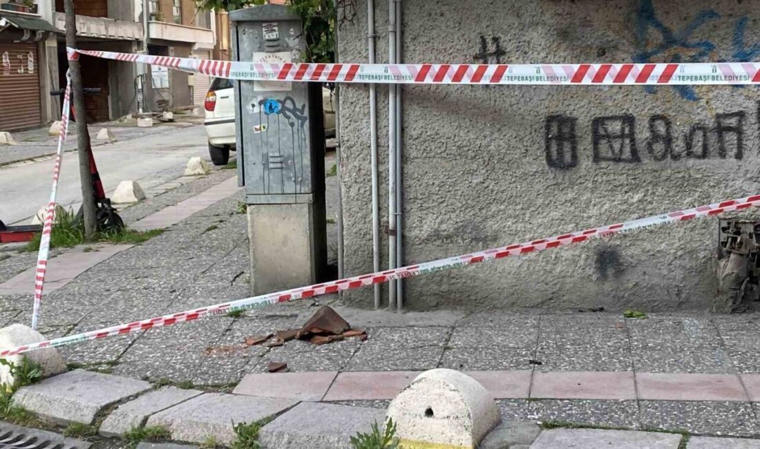 Eskişehir’in merkezi noktalarından Hoşnudiye Mahallesi’nde bir binadan düşen kiremit parçaları
