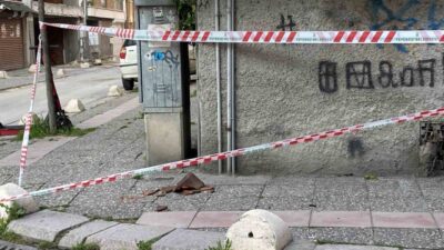 Eskişehir’in merkezi noktalarından Hoşnudiye Mahallesi’nde bir binadan düşen kiremit parçaları