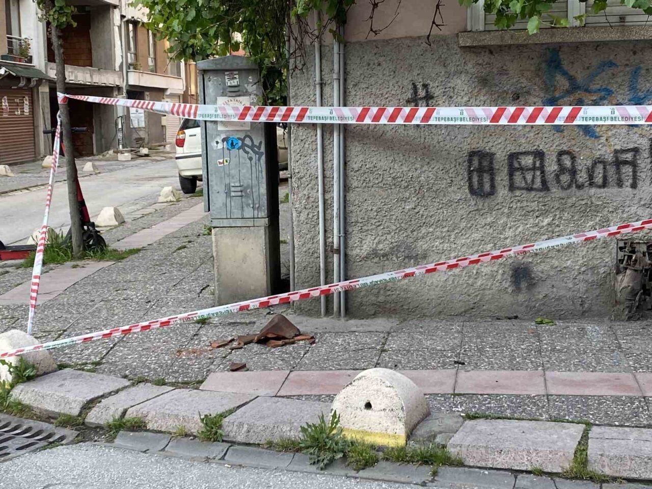 Eskişehir’in merkezi noktalarından Hoşnudiye Mahallesi’nde bir binadan düşen kiremit parçaları