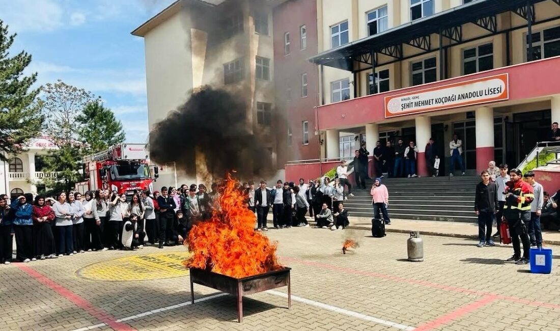 Bingöl’ün itfaiye ekipleri tarafından okullarda gerçekleştirilen yangın ve tahliye tatbikatları