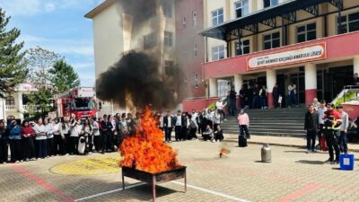 Bingöl’ün itfaiye ekipleri tarafından okullarda gerçekleştirilen yangın ve tahliye tatbikatları