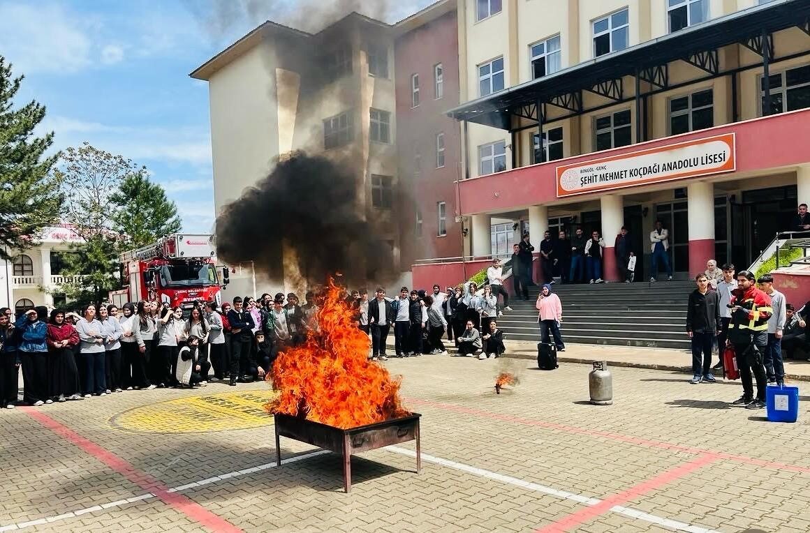 Bingöl’ün itfaiye ekipleri tarafından okullarda gerçekleştirilen yangın ve tahliye tatbikatları