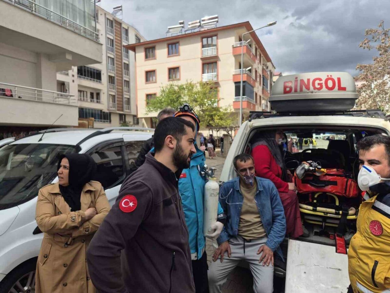 Bingöl’de bodrum katta çıkan yangın sonrasında dumanlar binayı sararken, 13
