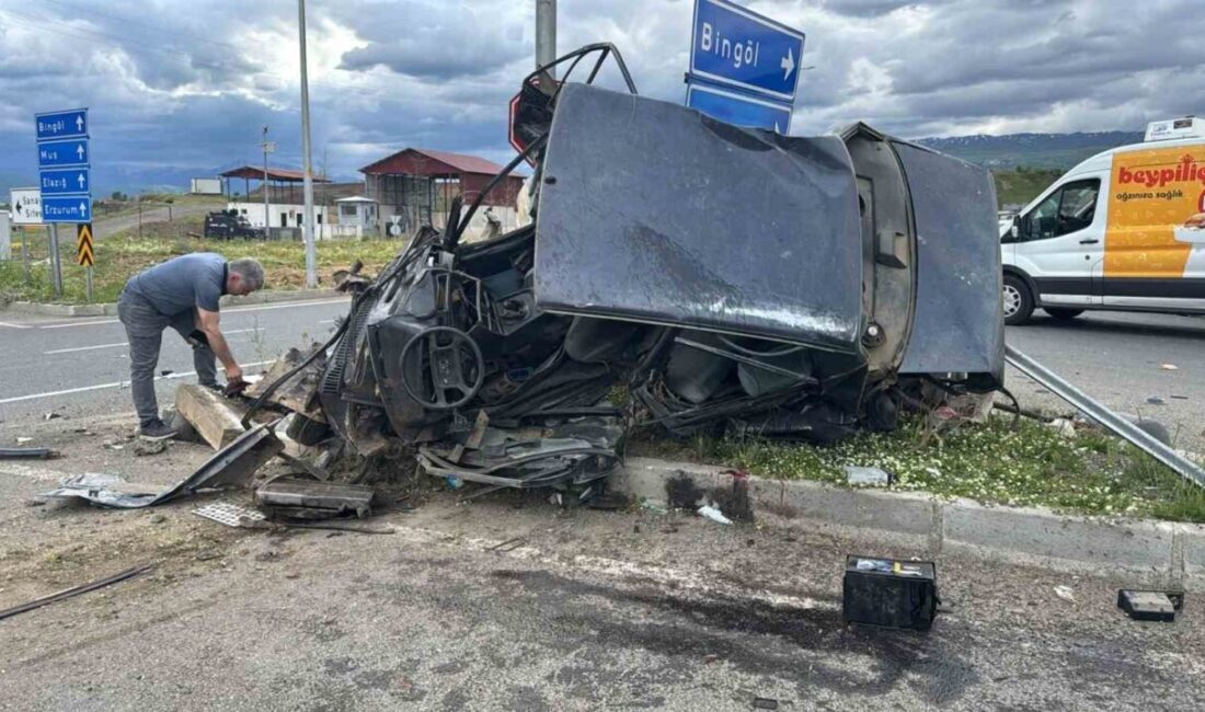 Bingöl’de hayvan yüklü kamyonun iki otomobile çarpması sonucu meydana gelen