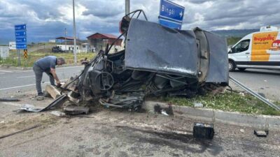 Bingöl’de hayvan yüklü kamyonun iki otomobile çarpması sonucu meydana gelen