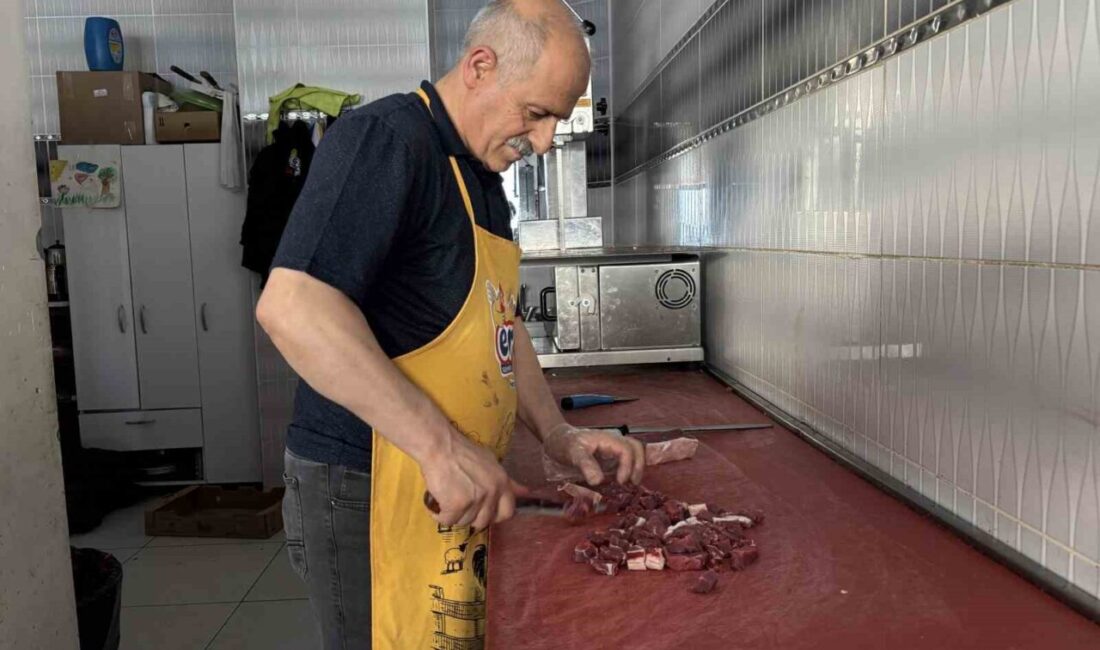 Kurban etlerini kıyma ve kuşbaşı yaptırmak isteyen vatandaşlar nedeniyle kasaplarda