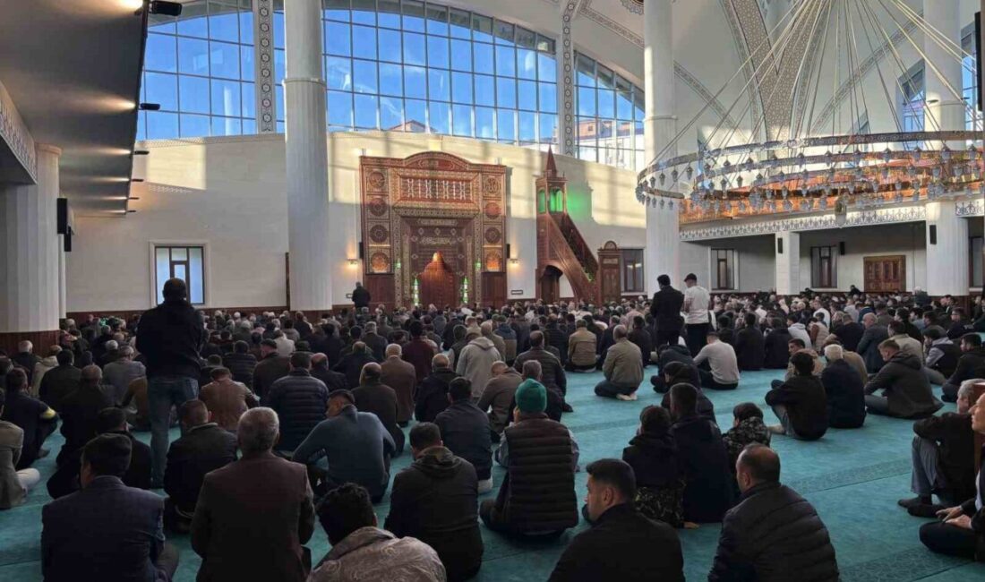 Bingöl’de vatandaşlar Kurban Bayramı namazını kılmak için sabahın erken saatlerinde