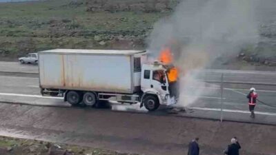 Bingöl’de seyir halindeki kamyon alev alev yandı. Edinilen bilgilere göre,