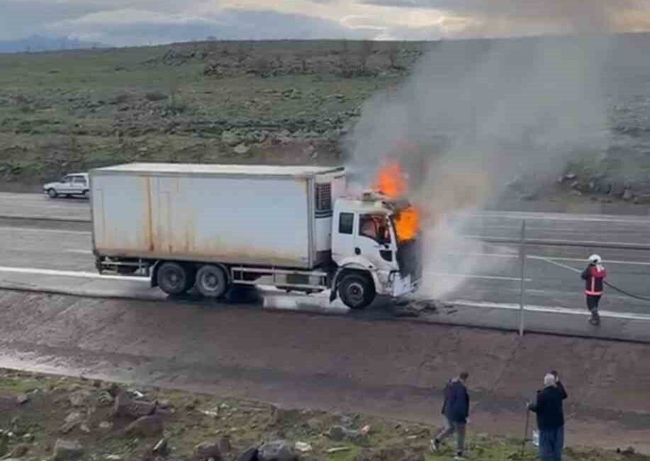 Bingöl’de seyir halindeki kamyon alev alev yandı. Edinilen bilgilere göre,