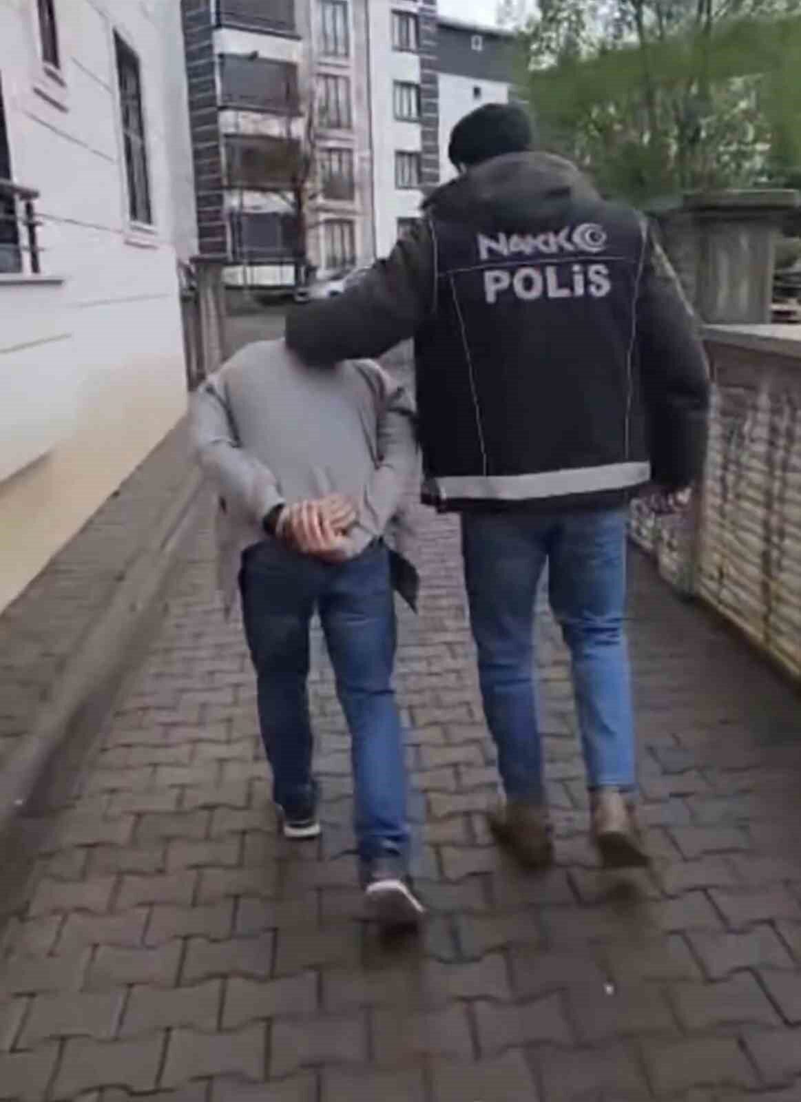 Bingöl’de polis ekiplerince düzenlenen uyuşturucu operasyonlarında gözaltına alınan 4 şüpheli