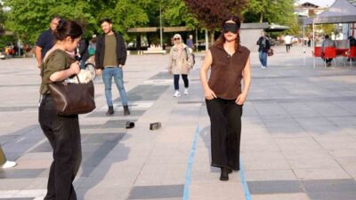 Düzce’de Engelliler Haftası dolayısıyla düzenlenen etkinlikte, işaret diliyle adres sorulan