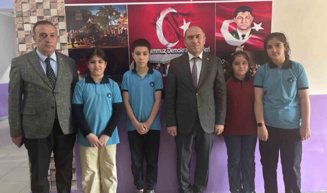 Bitlis’in Tatvan ilçesinde yola düşen bir kuş yavrusunu ezilmekten kurtarmak