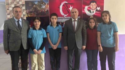 Bitlis’in Tatvan ilçesinde yola düşen bir kuş yavrusunu ezilmekten kurtarmak