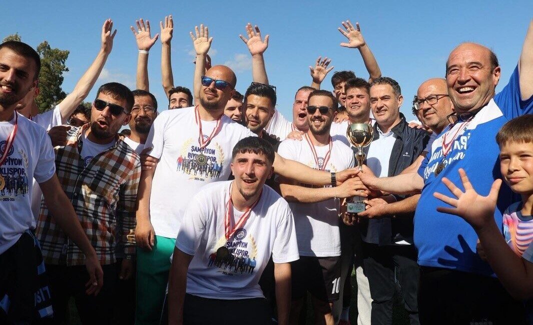 Aydın’ın Koçarlı ilçesinde mücadele eden Bıyıklıspor, şampiyon olarak 1. Amatör