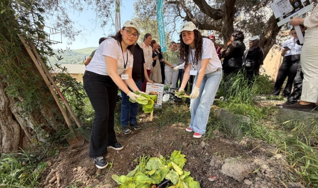 Kocaeli Üniversitesi öğrencileri, düzenlenen uygulamalı eğitimde biyobozunur atıkların komposta dönüştürülme
