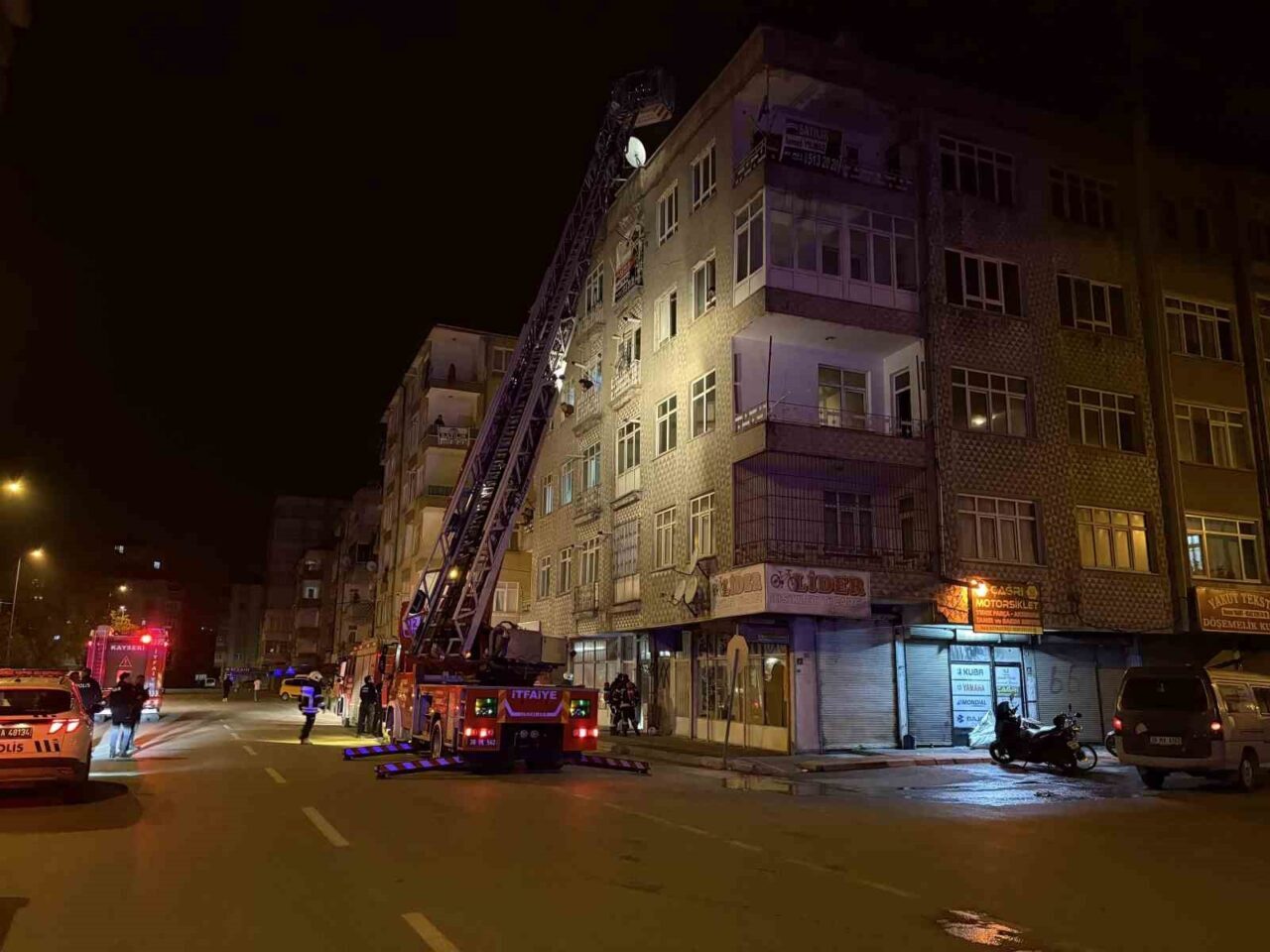 Kayseri’nin Melikgazi ilçesinde 5 katlı binanın bodrum katında atık maddelerin