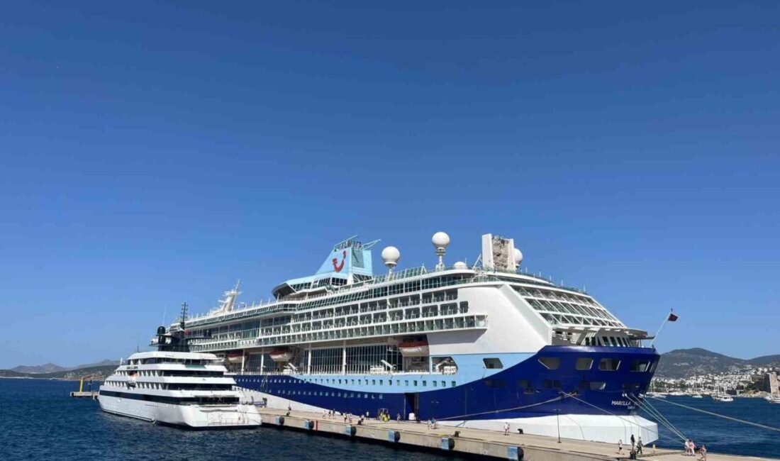 Muğla’nın Bodrum ilçesine gelen ’Marella Discovery’ ve ’Emerald Azzurra’ toplam