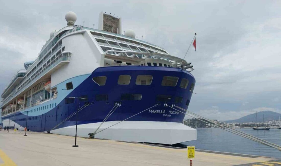 Muğla’nın Bodrum ilçesine gelen Marella Discovery adlı kruvaziyer bin 812