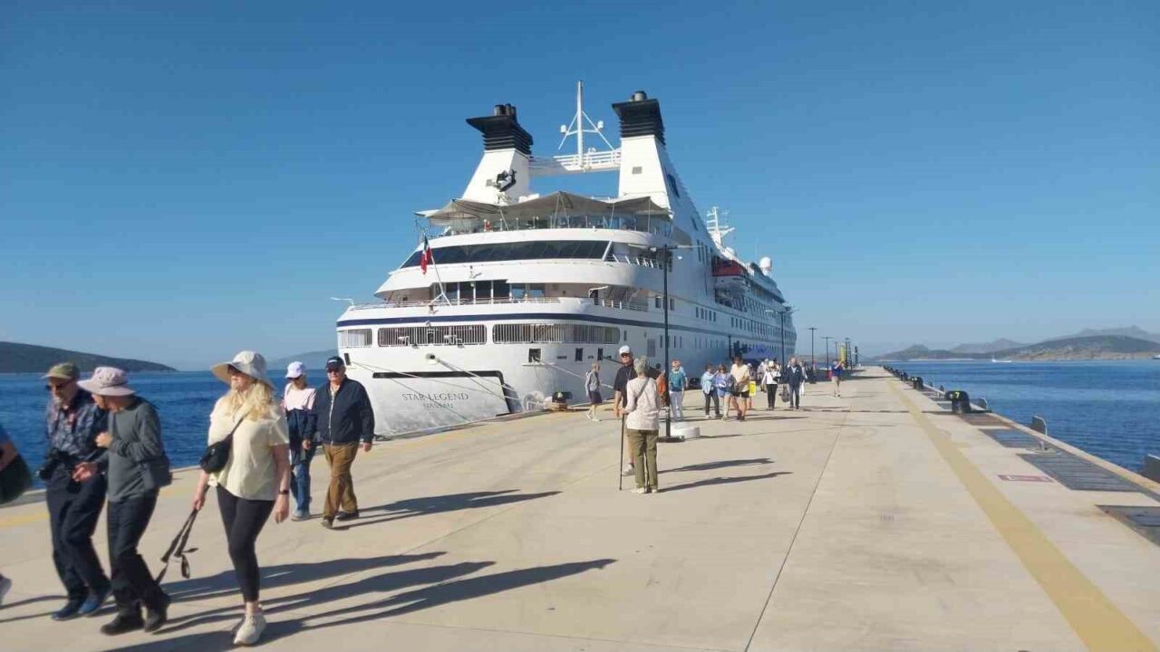 Muğla’nın Bodrum ilçesine gelen Star Legend adlı yolcu gemisi, 274
