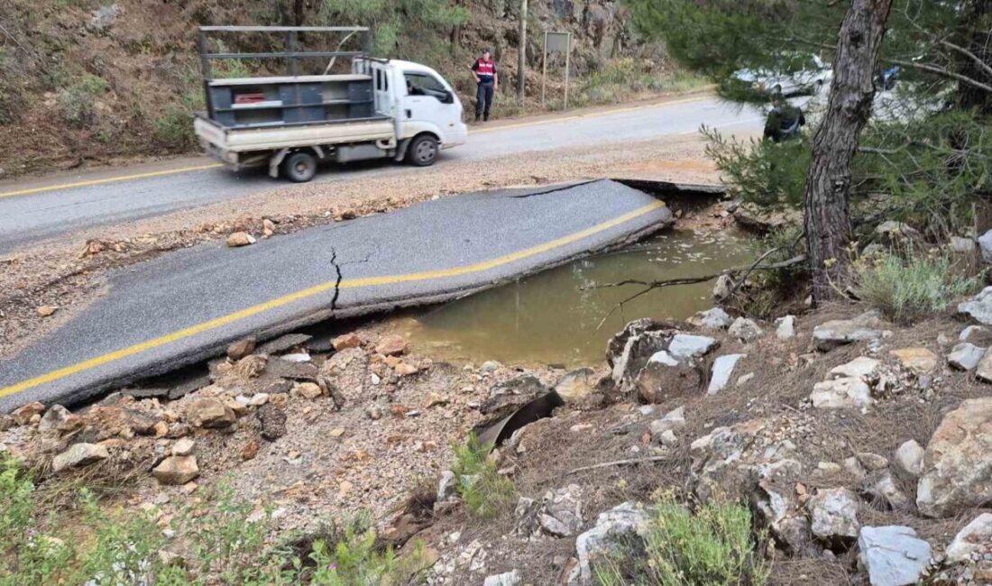 Muğla’nın Bodrum ilçesinde Torba-Gölköy yolunda ana isale hattının patlarken, yol