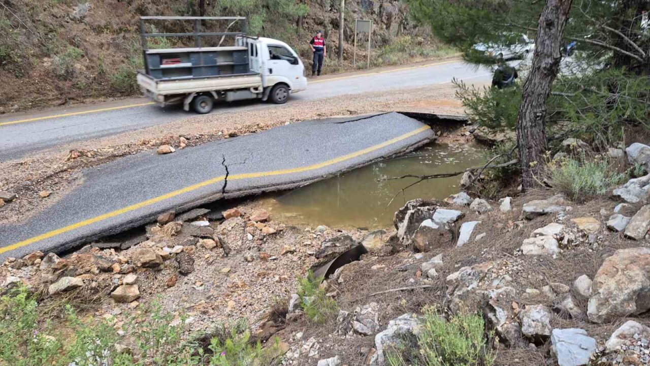 Muğla’nın Bodrum ilçesinde Torba-Gölköy yolunda ana isale hattının patlarken, yol