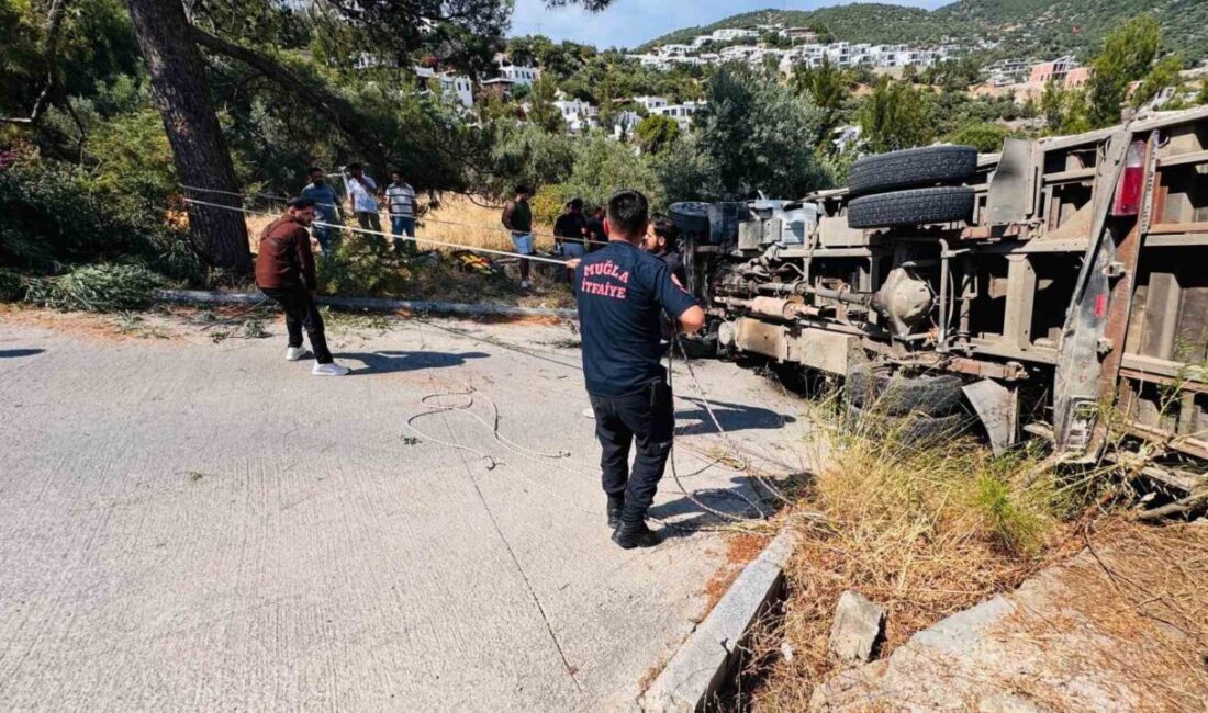 Muğla’nın Bodrum ilçesinde iş makinesi taşıyan kamyon, yokuş çıktığı sırada