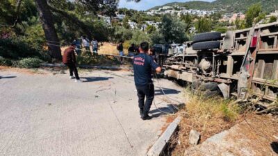 Muğla’nın Bodrum ilçesinde iş makinesi taşıyan kamyon, yokuş çıktığı sırada