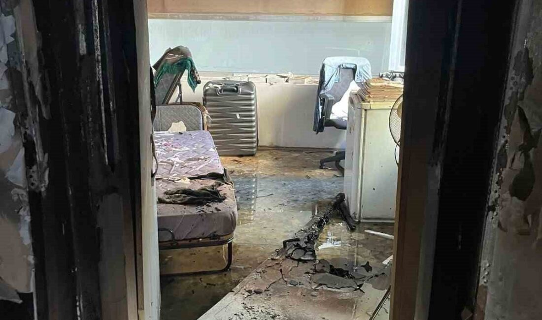 Muğla’nın Bodrum ilçesinde bir işyerinin üst katındaki ikamette çıkan yangın,