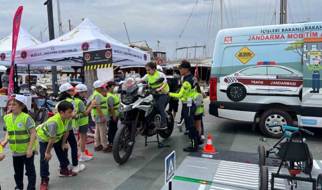 Muğla’nın Bodrum ilçesinde Trafik Haftası kapsamında kurulan stantta öğrenci ve