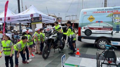 Muğla’nın Bodrum ilçesinde Trafik Haftası kapsamında kurulan stantta öğrenci ve