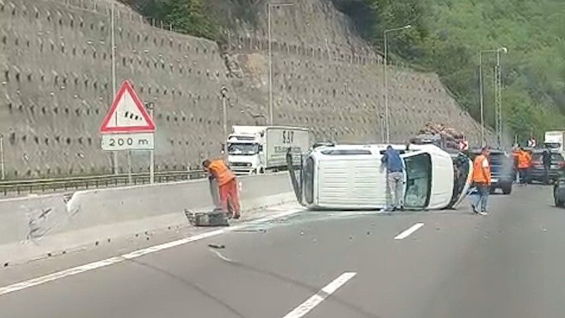 Bolu’da otomobil ile hafif ticari aracın çarpışması sonucu meydana gelen
