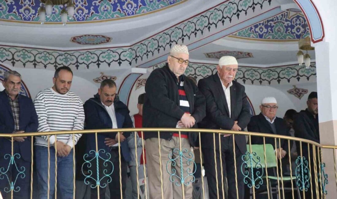 Bolu’da vatandaşlar, Kurban Bayramı namazını eda etmek için sabahın erken