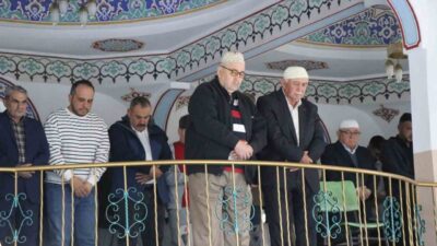 Bolu’da vatandaşlar, Kurban Bayramı namazını eda etmek için sabahın erken