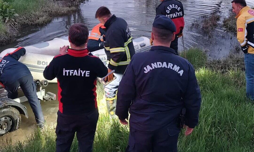 Bolu’nun Gerede ilçesinde su seviyesi yükselen dereden traktörüyle geçmeye çalışırken