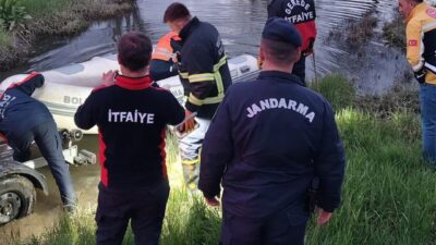 Bolu’nun Gerede ilçesinde su seviyesi yükselen dereden traktörüyle geçmeye çalışırken