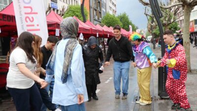 Bolu’da etkili olan sağanak yağmur ve dolunun ardından vatandaşlar caddede