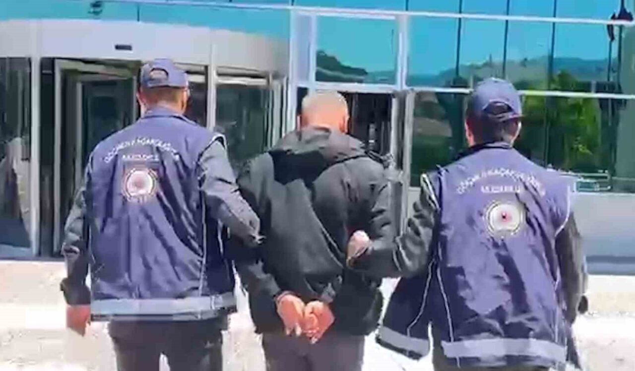 Bolu’da TEM Otoyolu’nda polis ekiplerince durdurulan bir kamyonda 10 düzensiz