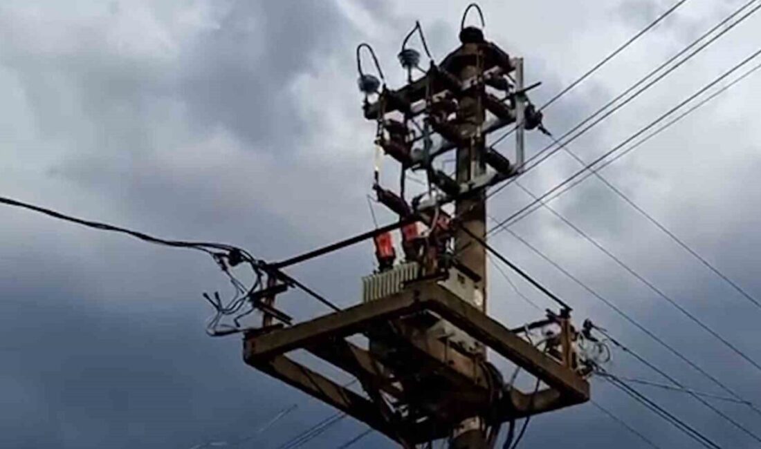 Bolu’da etkili olan sağanak yağış sırasında elektrik direğine yıldırım düştü.