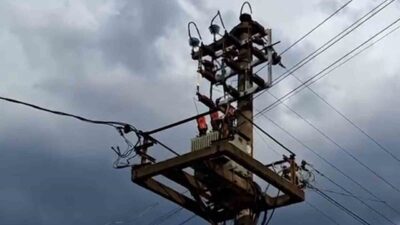Bolu’da etkili olan sağanak yağış sırasında elektrik direğine yıldırım düştü.