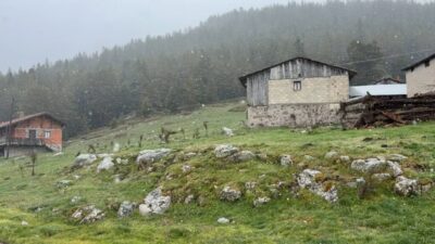 Bolu’da hava sıcaklıklarının aniden düşmesiyle yüksek kesimlerde kar yağışı etkili