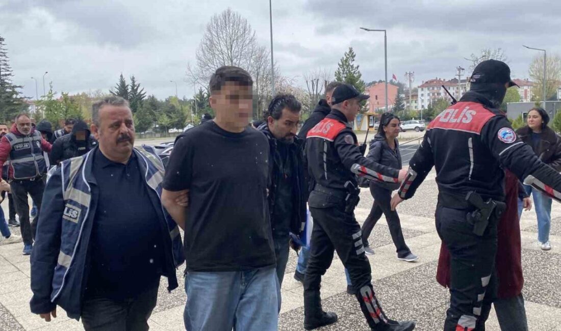 Bolu’da konuşmak için çağırdıkları sokakta iki genci silahla vurarak yaralayan