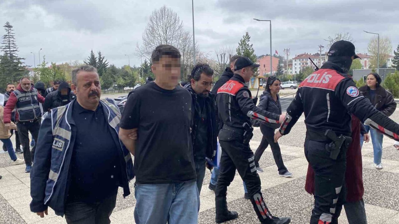 Bolu’da konuşmak için çağırdıkları sokakta iki genci silahla vurarak yaralayan